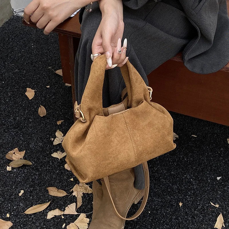 Französische Cloud Bag mit Magnetverschluss