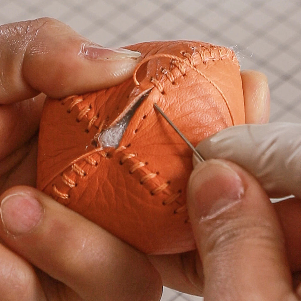 Handgemachter Leder Schlüsselanhänger – Kürbis Design