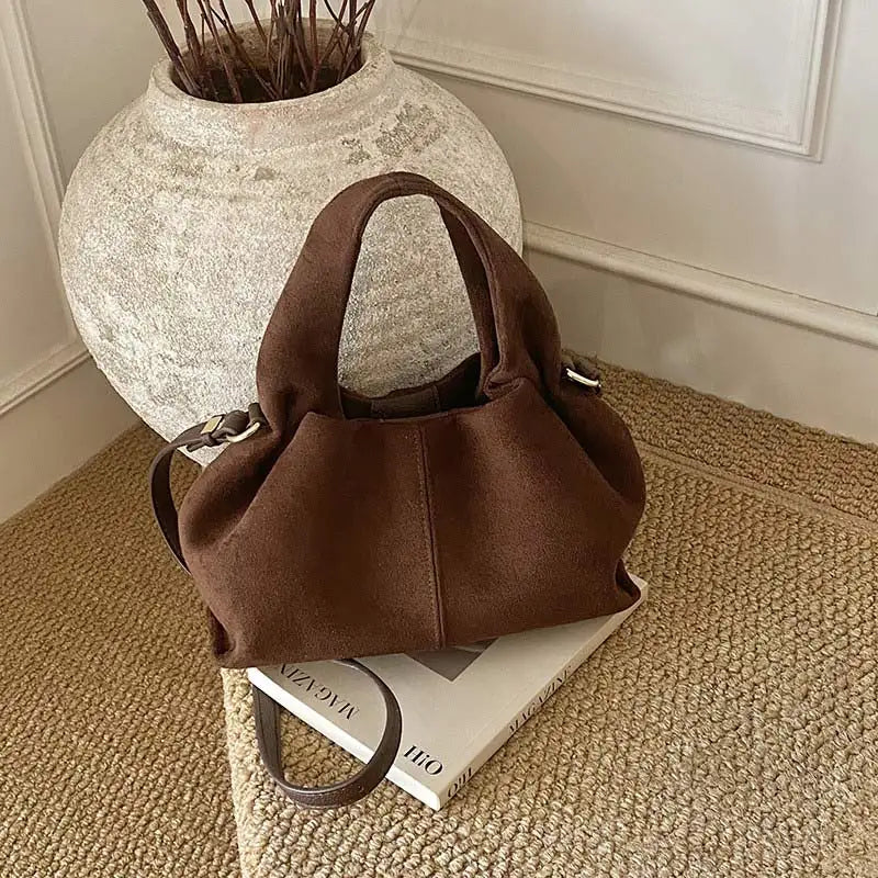 Französische Cloud Bag mit Magnetverschluss